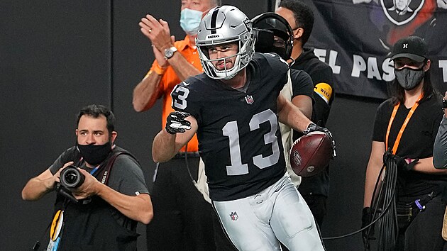 Hunter Renfrow z Las Vegas Raiders slav v zpase s Los Angeles Chargers.