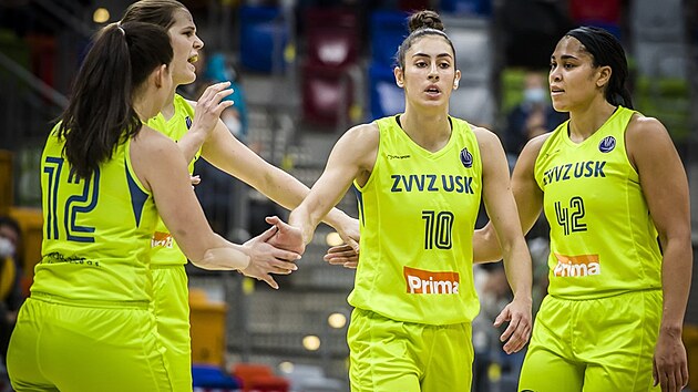 Basketbalistky USK Praha se povzbuzuj. Zleva Tereza Vyoralov, Alena Hanuov, Mara Condeov a Brionna Jonesov.