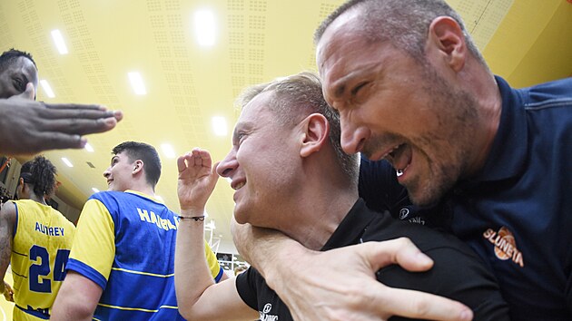 Sluneta st nad Labem slav vhru a postup do skupiny A1, vpravo generln...