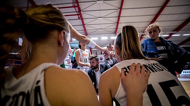 Basketbalistky abin Brno a jejich trenr Viktor Prua