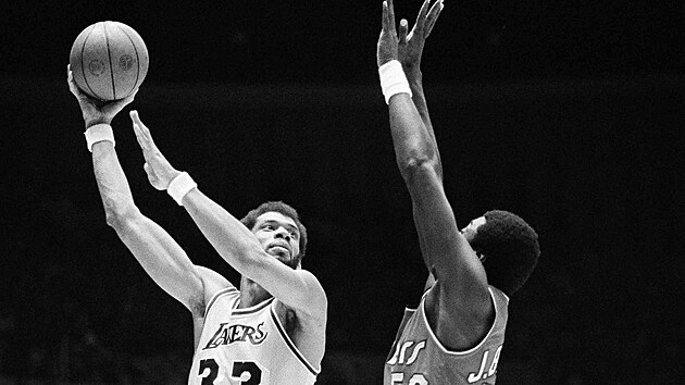 Kareem Abdul-Jabbar (vlevo) z Los Angeles Lakers zakončuje na koš Portland Trail Blazers, brání ho Jim Brewer. Březen 1980.