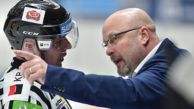 Liberecký trenér Patrik Augusta debatuje s rozhodčím Reném Hradilem.