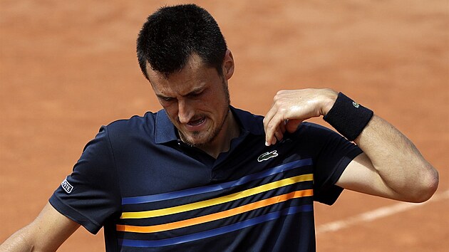 Australan Bernard Tomic bhem prvnho kola Roland Garros hraje proti Marcu Trungellitimu z Argentiny.