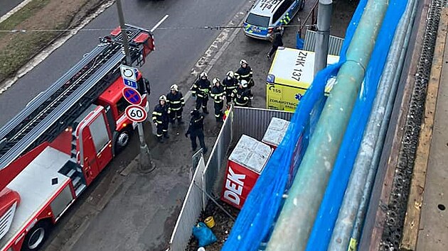 Záchranáři ošetřili dělníka v pátém patře lešení novostavby ve Střelecké ulici v Hradci Králové, dolů ho spustili hasiči (17. 1. 2022).