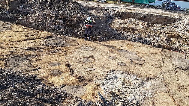 Pohled na jednu z ploch výzkumu v Jičíně s patrnými řadami kůlových jam z mladší doby kamenné, které původně tvořily konstrukci takzvaného dlouhého domu.