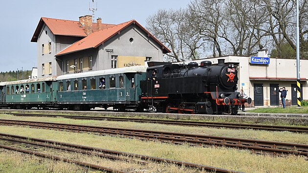 Parní lokomotiva z roku 1957 jela v květnu 2021 z Plzně do Plas na Plzeňsku, zastavila se v Kaznějově.