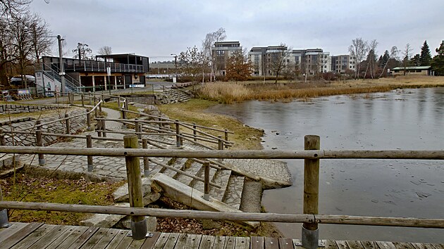 Hladina oblíbeného rekreačního Velkého Boleveckého rybníka je dlouhodobě o více než metr pod normálem. Pomoci by jí mělo čerpání vody z Berounky a také odvedení spodní vody od základů domů na břehu drenáží. (11. 1. 2022)