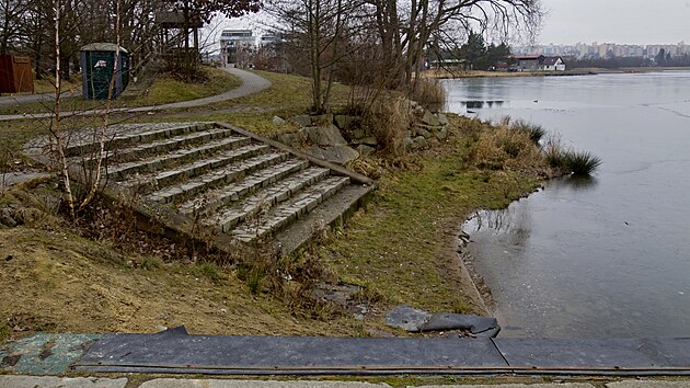 Hladina oblíbeného rekreačního Velkého Boleveckého rybníka je dlouhodobě o více než metr pod normálem. Pomoci by jí mělo čerpání vody z Berounky a také odvedení spodní vody od základů domů na břehu drenáží. (11. 1. 2022)