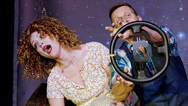 Ukázka z obnovené komedie Každý má svého Leona v plzeňském divadle Pluto. V hlavní roli se představil Radek Zima a Markéta Plánková. (10. 1. 2022)