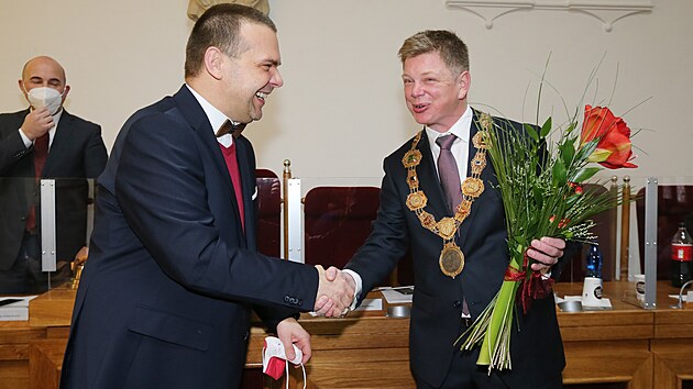 Martin Baxa gratuluje nov�mu prim�torovi Plzn�. T�m byl zvolen Pavel �indel��. (17. 1. 2022)