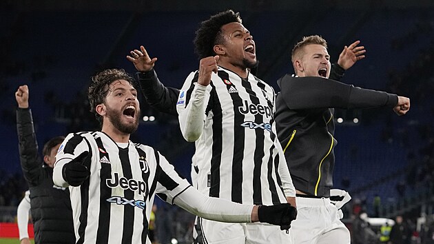 VÍTĚZNÁ EUFORIE. Fotbalisté Juventusu oslavují obrat na 4:3, který se jim povedl proti AS Řím.