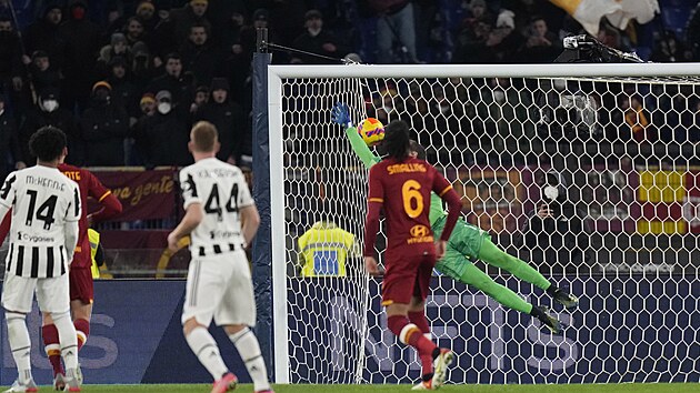 Lorenzo Pellegrini (mimo záběr) z AS Řím dává třetí gól svého týmu v utkání Serie A s Juventusem.