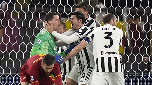 Fotbalisté Juventusu se radují s brankářem Wojciechem Szczesným, který právě lapil penaltu v zápase s AS Řím.