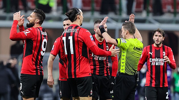 Fotbalisté AC Milán spílají rozhodčímu Marku Serrovi.