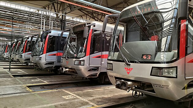 Vyrovnané soupravy pražského metra Siemens M1 v depu Kačerov
