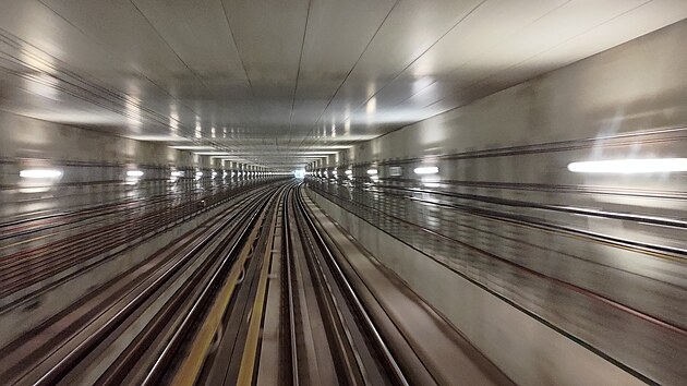 Hloubený dvoukolejný tunel mezi stanicemi Prosek a Střížkov
