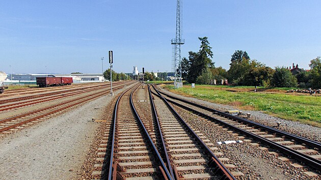 Hulnsk zhlav stanice Krom. Vpravo odbouje tra 305 do Zborovic.