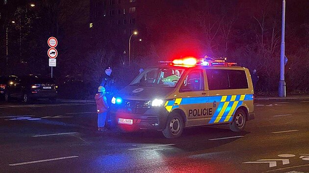 Dvanctiletho chlapce srazila na pechodu pro chodce u plaveckho centra na ulici Mrovho hnut v Praze 4 idika osobnho auta. Chlapec utrpl zrann hlavy. (18. ledna 2022)
