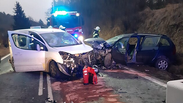 Čelní střet dvou aut u obce Obory na Příbramsku si vyžádal sedm zraněných. (12. ledna 2022)
