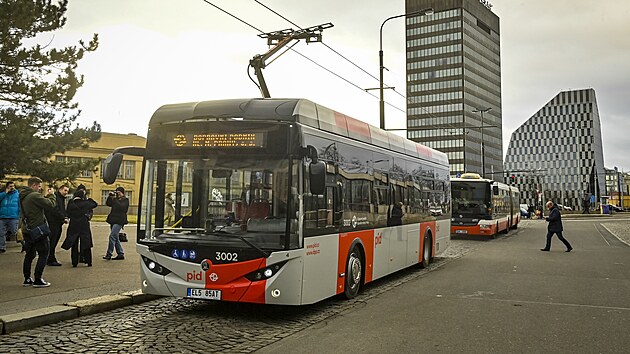 Nov elektrobus zaal vozit cestujc. (17. ledna 2022)