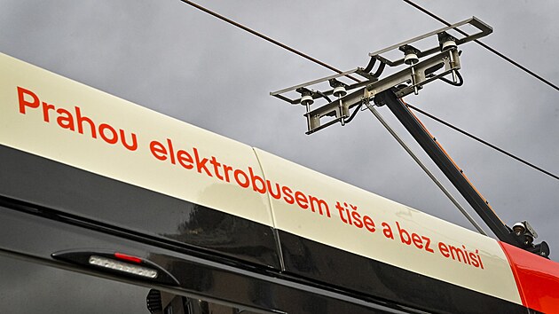 Nov elektrobus zaal vozit cestujc. (17. ledna 2022)