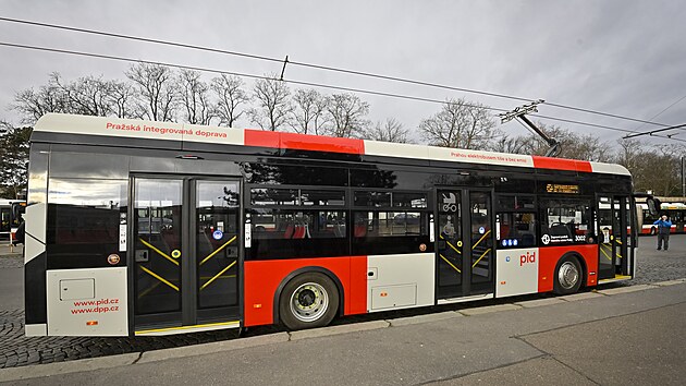 Nov elektrobus zaal vozit cestujc. (17. ledna 2022)