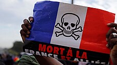 Smrt Francii a jejím spojencm. Demonstrace na podporu vojenské junty v Bamaku...
