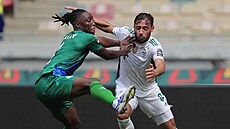 Osman Kakay (vlevo) ze Sierry Leone a Youcef Belaili z Al�írska v tvrdém...