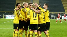 Fotbalisté Dortmundu oslavují gól proti Freiburgu.