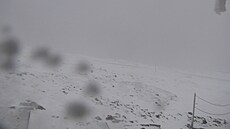 Sněžku zasáhl v pondělí ráno orkán (pohled směrem k Pomezním boudám). (17....