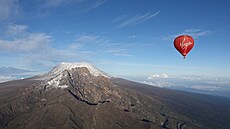 Stoupání k vrcholu Kilimandžára jménem Uhuru, který se tyčí do výšky 5 895 m n....