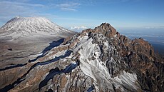 Vrchol Mawenzi o výšce 5 149 m n. m. jihovýchodně od vulkánu Kibo (vlevo)