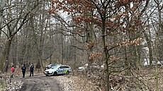 Policisté prohledávají okolí Hou��ky, kde mu� nahlásil, �e vid�l malého...