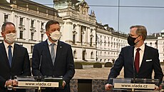 Pedseda vlády Petr Fiala (vpravo) a ministi kolství Roman Gazdík (vlevo) a...