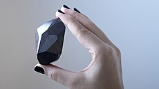 Aukční síň Sotheby’s v Dubaji předvedla broušený černý diamant o váze 555,55...