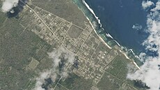 Kombinace satelitních snímk ukazuje vesnici Niutoua na Tonze. Nahoe je snímek...