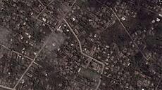 Kombinace satelitních snímk ukazuje domy a budovy na Tonze. Nahoe je snímek z...