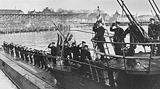 Oficiální p�edávka ponorky RO-501 (ex-U-1224) 15. února 1944 japonské posádce v...