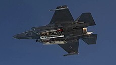 F-35A s patrnou B61-12 ve zbraové acht