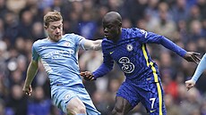 Zálo�ník N'Golo Kante z Chelsea v souboji o mí� s Kevinem de Bruynem z...