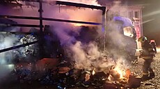 V průmyslovém areálu v Dolní Bečvě hořel kamion naložený vlhčenými ubrousky.
