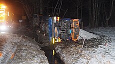 Sypa�, který havaroval mezi Sobotínem a Rudolticemi na �umpersku, skon�il ...