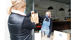 Výdejní okénka nahradila do�asn� uzav�ené podniky.