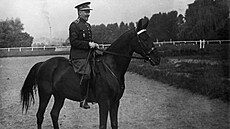 Pedseda protektorátní vlády generál Ing. Alois Eliá, na koni (nedatováno).