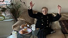 Edna strávila své 100. narozeniny sama ve svém domě kvůli lockdownu.