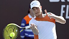 Srbský tenista Miomir Kecmanovi hraje forhend v prvním kole Australian Open.