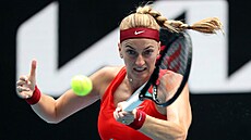 Petra Kvitová hraje forhend na Australian Open.