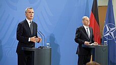 Šéf NATO Jens Stoltenberg a německý kancléř Olaf Scholz