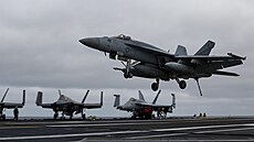 Letadlová lo� USS Abraham Lincoln v Pacifiku (leden 2022)