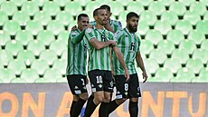 Sergio Canales (uprost�ed) z Betisu rozhodl dohrávané utkání bez fanou�k� proti...